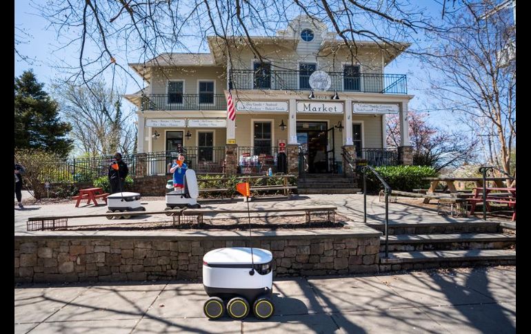 Los aparatos, que se parecen a una nevera portátil con seis ruedas, reparten en una hora las órdenes que sus clientes hacen a través de una aplicación móvil. EFE/J. Lo Scalzo