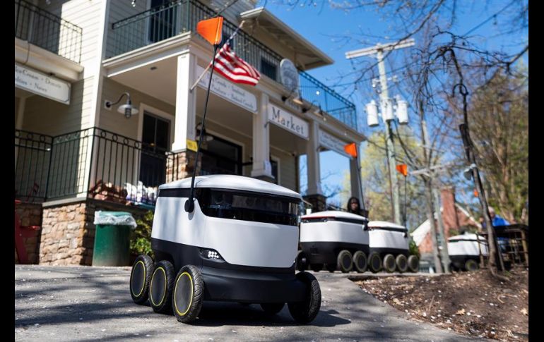 Los aparatos, que se parecen a una nevera portátil con seis ruedas, reparten en una hora las órdenes que sus clientes hacen a través de una aplicación móvil. EFE/J. Lo Scalzo