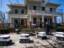 Los aparatos, que se parecen a una nevera portátil con seis ruedas, reparten en una hora las órdenes que sus clientes hacen a través de una aplicación móvil. EFE/J. Lo Scalzo