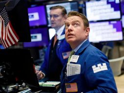 Corredores trabajan en la sede de la Bolsa de Nueva York este miércoles. EFE/J. Lane