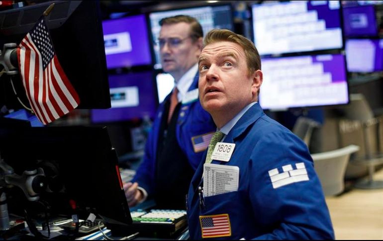 Corredores trabajan en la sede de la Bolsa de Nueva York este miércoles. EFE/J. Lane