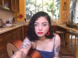 Mon Laferte dedica canción a fan que murió; regala concierto acústico