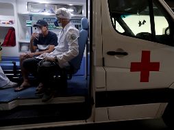 Médicos atienden en una ambulancia un sospechoso del coronavirus ayer martes, en Sao Paulo, Brasil. EFE/F. Bizerra
