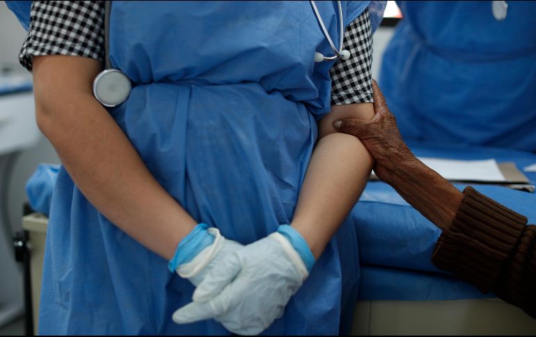 Una vez que concluya la emergencia generada por el COVID-19, se definirá la continuación de las actividades de los médicos. AP/R. Blackwell