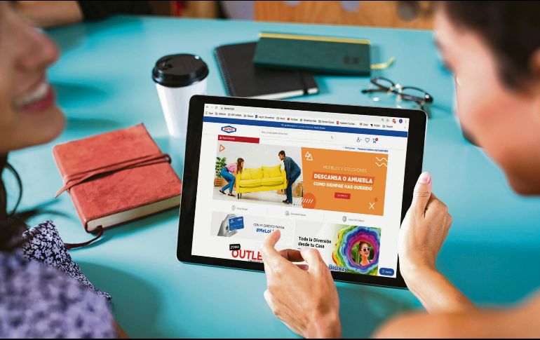 A DISTANCIA. A través de los dispositivos electrónicos, los clientes pueden consumar sus operaciones en el sitio de Famsa.