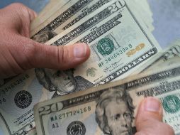 La baja de la divisa estadounidense responde a varios factores, entre los que destaca los programas de apoyo que está anunciando el gobierno estadounidense para la reactivación económica. AP / ARCHIVO