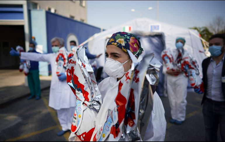 Personal médico muestra huevos de Pascua regalados, hoy en el departamento de COVID-19 del hospital San Filippo Neri en Roma, Italia. AP/A. Medichini