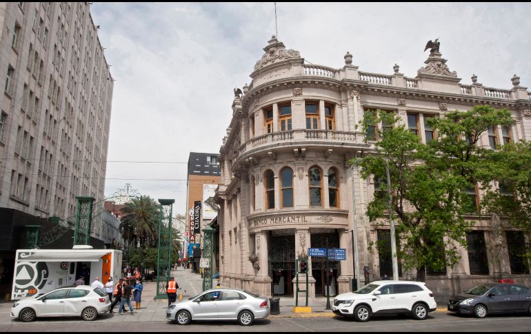 Vehículos hacen fila para la toma de muestras en el módulo móvil (i). AFP/J. Aguilar