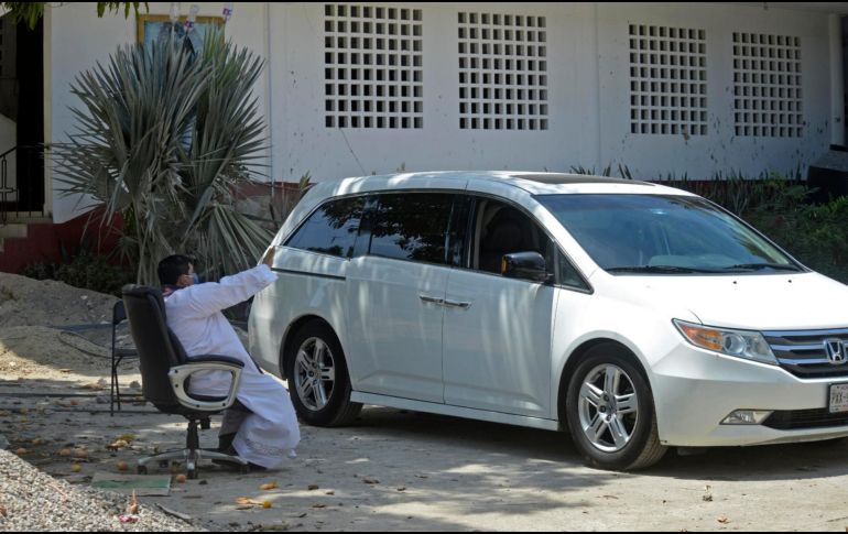 El sacerdote Marco Antonio Galeana confiesa este Jueves Santo en Acapulco. AFP/F. Robles