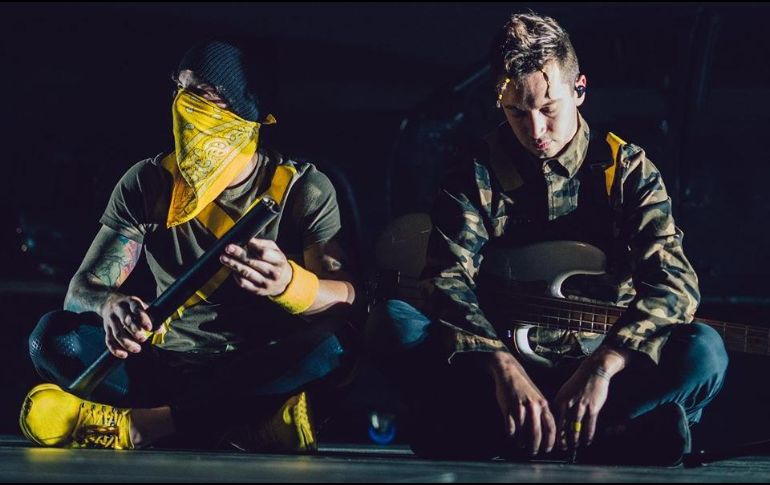 Twenty One Pilots. El dúo musical estrena un tema para recaudar fondos monetarios para los equipos involucrados en las giras y conciertos en vivo de los artistas. FACEBOOK/@twentyonepilots