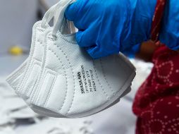 México compró a China mascarillas y guantes por un costo de 56.5 millones de dólares. AFP / ARCHIVO