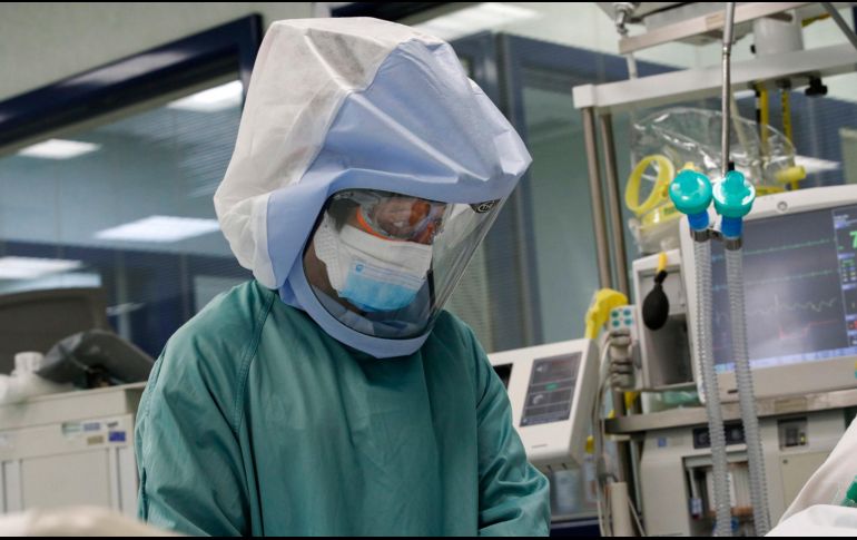 Muchos hospitales no sólo están saturados de casos, sino que lidian con una escasez de personal debido a que muchos empleados presentan COVID-19. EFE / ARCHIVO