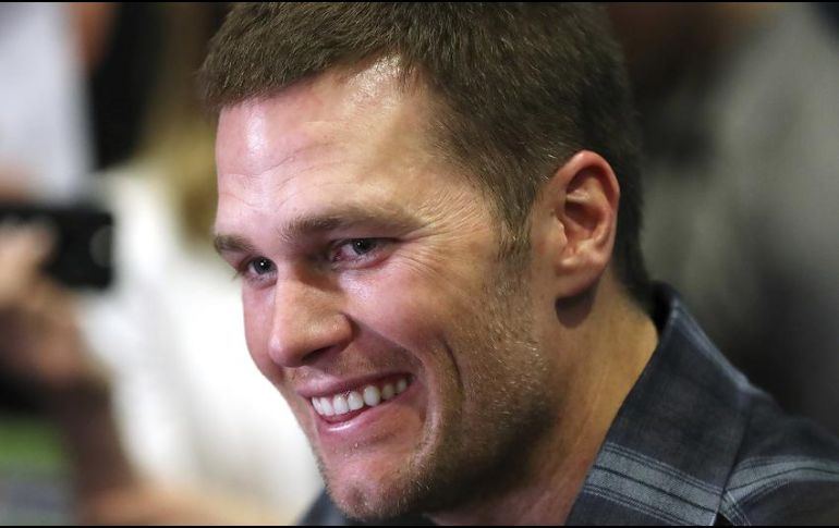 Tom Brady, flamante mariscal de campo de Bucaneros de Tampa Bay, participará en un torneo de póker en línea para recaudar dinero para para el Fondo de COVID-19 . AP / ARCHIVO