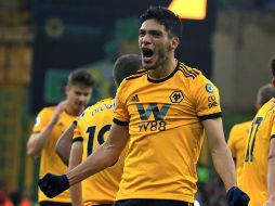 Pese a la crisis en las ligas deportivas, por la pandemia de coronavirus, el mexicano Raúl Jiménez no pierde el sueño de jugar la Champions League con el Wolverhampton. AFP / ARCHIVO