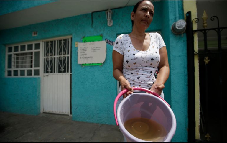 El uso del cloro es útil para la sanitización de los espacios; sin embargo, solo se requiere una solución de 10 mililitros de cloro por cada litro de agua. EL INFORMADOR / ARCHIVO
