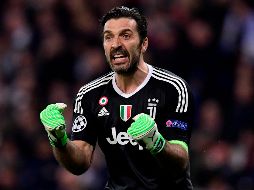 El rotativo dice que el futbol se ha detenido, pero el portero ''continúa otra temporada, para escribir nuevos récords, para celebrar 25 años en el campo''. AFP / ARCHIVO