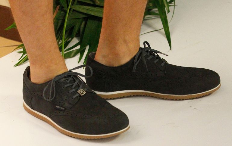 Se recomienda quitarse los zapatos antes de entrar al hogar, para no esparcir el virus. EL INFORMADOR / ARCHIVO