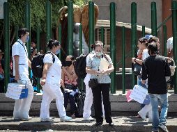 La primera entrega de mascarillas N95 y caretas se hizo a residentes del Hospital de Especialidades Centro Médico Nacional de Occidente. EL INFORMADOR / ARCHIVO
