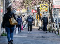 Tienen permitido realizar compras y hacer paseos cerca de sus casas. EFE/F. Frustaci