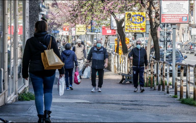 Tienen permitido realizar compras y hacer paseos cerca de sus casas. EFE/F. Frustaci