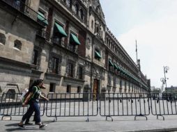 La fachada de Palacio Nacional fue resguardada con vallas metálicas para restringir el paso de personas ante la contingencia por coronavirus. SUNL/G. Espinosa