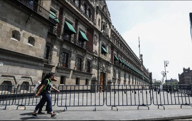 La fachada de Palacio Nacional fue resguardada con vallas metálicas para restringir el paso de personas ante la contingencia por coronavirus. SUNL/G. Espinosa