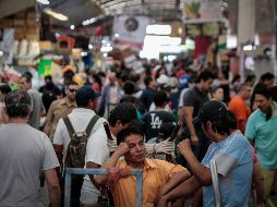 La Unión de Comerciantes del Mercado de Abastos (UCMA) admitió el incumplimiento de las medidas sanitarias y no descartó que en los próximos días permita el ingreso de sólo una persona por grupo. EL INFORMADOR/F. Atilano