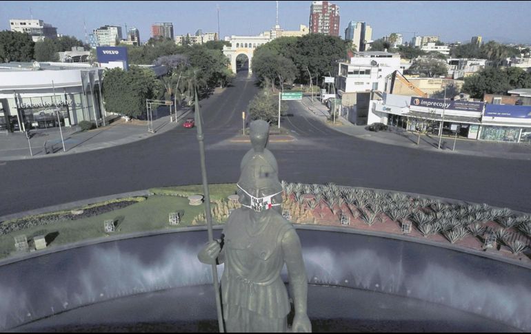 Minerva. La guardiana de Guadalajara fue la primera en cubrirse ante la pandemia que asola al mundo. AFP
