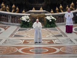 Francisco celebró una misa en una Basílica de San Pedro casi vacía, con un puñado de fieles simbólicos sentados uno por banca. EFE / Vatican Media