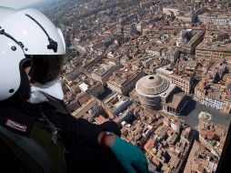 Un carabinieri durante un patrullaje desde helicóptero sobre Roma, Italia, en el marco de la cuarentena por coronavirus. EFE/C. Peri