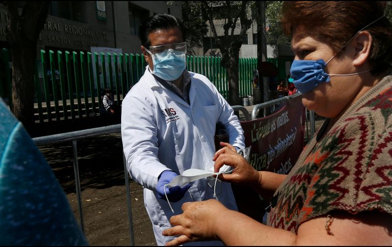 Uno de los pacientes que se encuentra en terapia intensiva por COVID-19, es un doctor del mismo hospital que se infectó al atender a los pacientes con esa enfermedad. AP / ARCHIVO