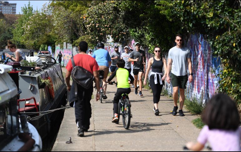 A pesar del llamado a quedarse en casa, personas salen hoy a ejercitarse. Vista junto al canal Hertford Union en Londres. EFE/A. Rain