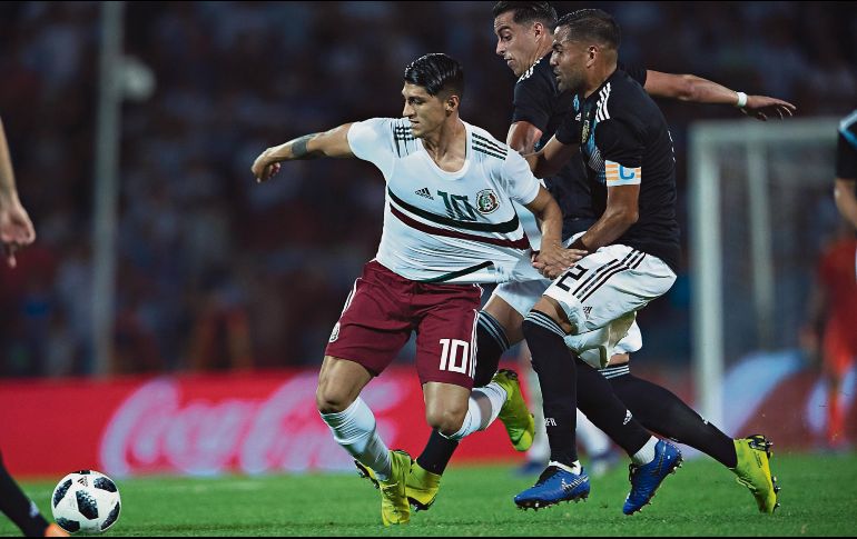 El atacante mexicano (izq.) espera regresar pronto al combinado nacional. IMAGO7