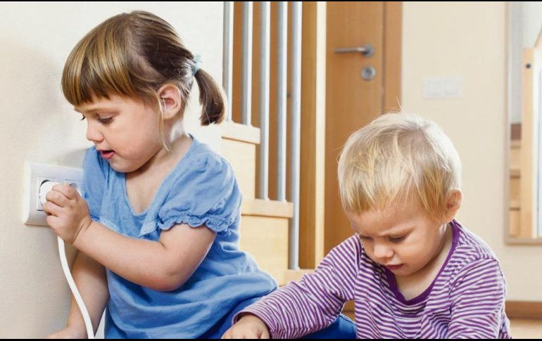 Los contactos. Los pequeños no miden los riesgos con la electricidad. ESPECIAL