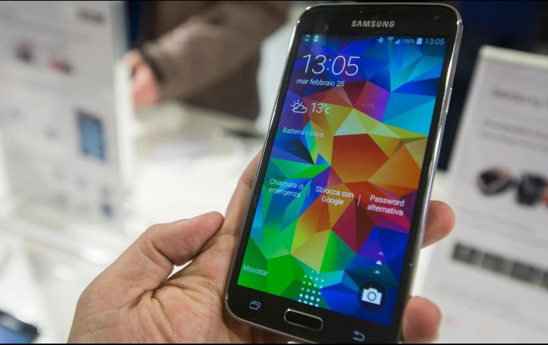 Los teléfonos móviles se podrían cargar sin necesidad de cables y superficies. NTX / ARCHIVO