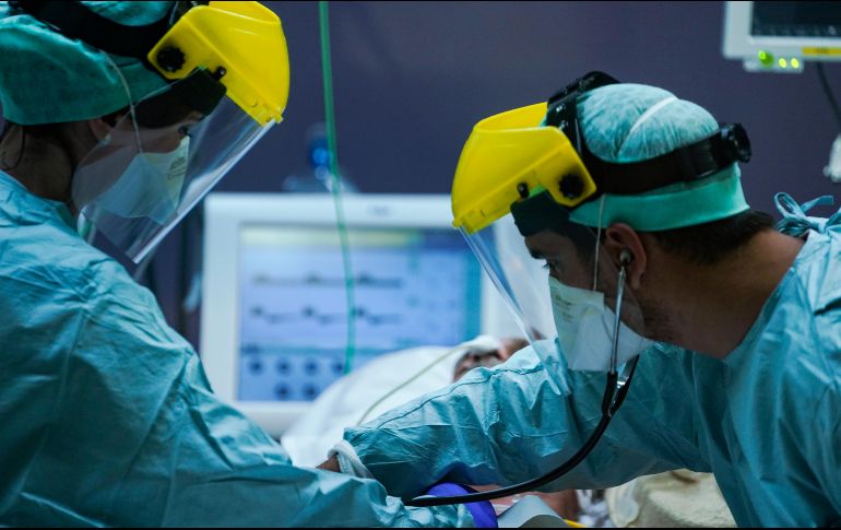 El gobierno michoacano mejora la remuneración del personal al frente del desafío de crisis sanitaria. AP / ARCHIVO