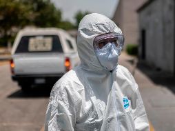 Un trabajador de una funeraria ayer a un hospital donde falleció una persona por COVID-19 en Tlalnepantla, Estado de México. AFP/ARCHIVO