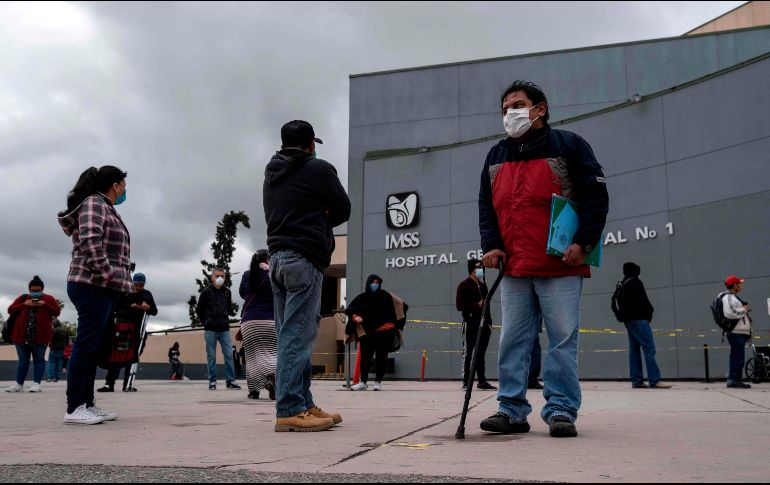 Personas hacen fila hoy para entrar al Hospital General Regional 20 del IMSS en Tijuana. AFP/G. Arias