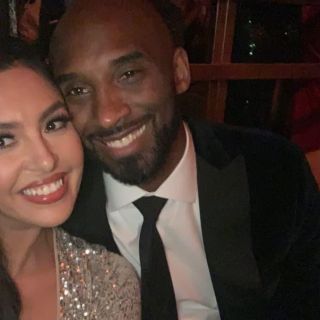 Califica esposa de Kobe su muerte como "injusta", al conmemorar su retiro