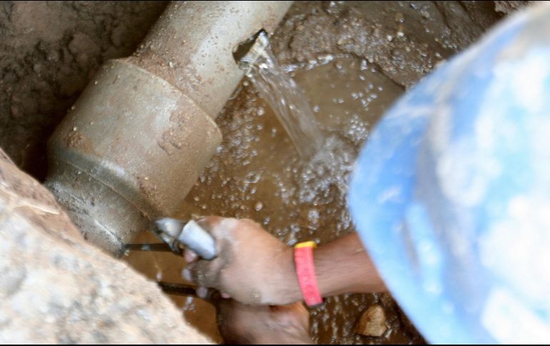 Trabajadores del SIAPA ya trabajan en la reparación de la falla para reestablecer el servicio en las próximas horas. EL INFORMADOR / ARCHIVO