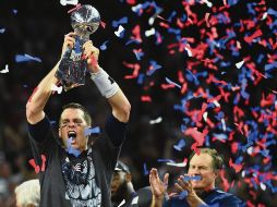 Brady (izq.) y Belichick (der.) marcaron una época en la NFL. AFP/Archivo