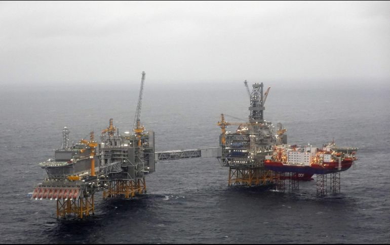 México acordó recortar solo 6% de su producción petrolera, a diferencia de otros países quienes se comprometieron a una reducción del 23 por ciento. AFP / ARCHIVO