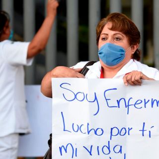 Lanzan agua clorada a doctora mientras paseaba a su mascota