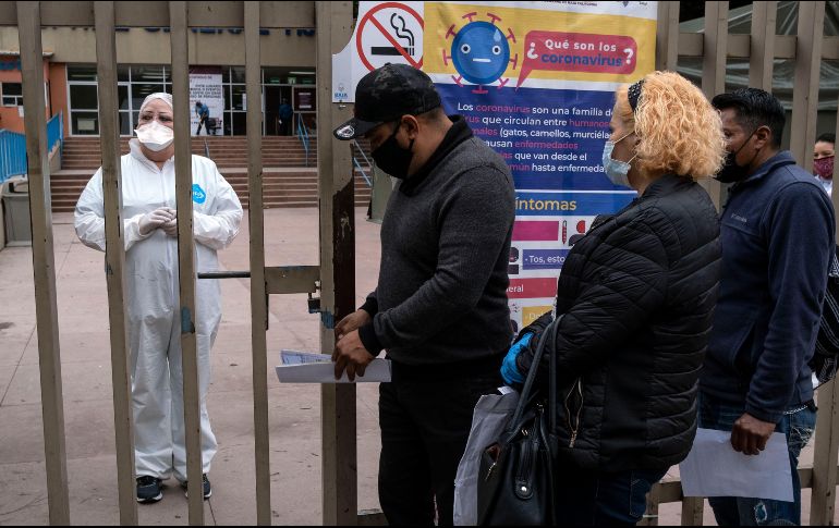 Personas esperaban ayer para entrar al Hospital General Regional 20 del IMSS en Tijuana. AFP/ARCHIVO