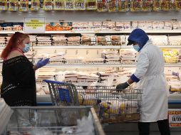 Empleados trabajan en el área de carnes frías en un supermercado de Florida; la interrupción del suministro de este alimento podría tener un gran impacto en la vida de EU. AFP/J. Raedle