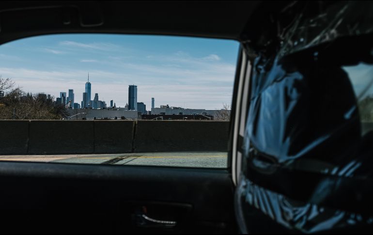 Vista de la zona de Manhattan, en la ciudad e Nueva York, desde un taxi con plástico protector entre asientos. EFE/A. Vigaray