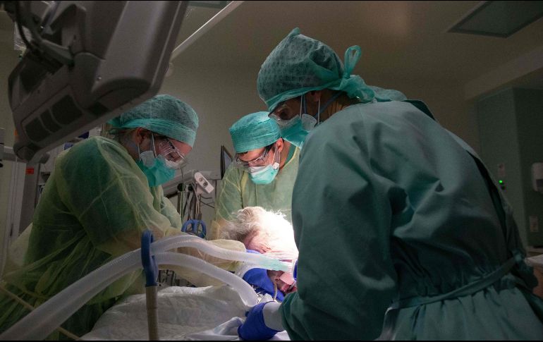 Especialistas de la UNAM han advertido de personas con COVID-19 que han sido clasificados en el apartado de infecciones respiratorias agudas o neumonías. AFP/A. Oikonomou