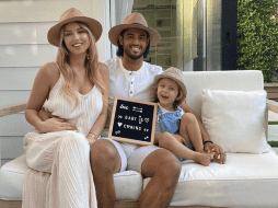 Con una fotografía, Carlos Vela, su pareja Saioa Cañibano y su hijo Romeo celebran la noticia. TWITTER / @11carlosV