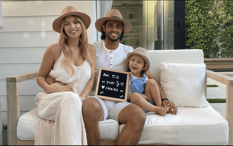 Con una fotografía, Carlos Vela, su pareja Saioa Cañibano y su hijo Romeo celebran la noticia. TWITTER / @11carlosV