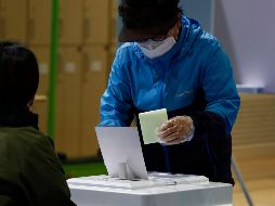 La ciudadanía debe renovar los 300 escaños de la Asamblea Nacional (Parlamento) se contemplan además como un referéndum a cuenta de cómo ha manejado el actual Gobierno liberal del presidente Moon Jae-in la pandemia. EFE / J. Heon-Kyun